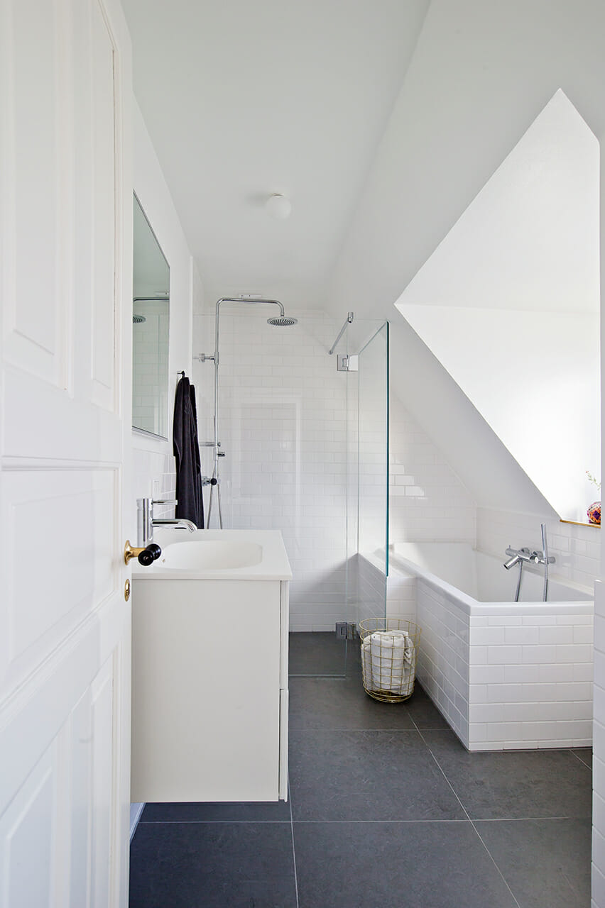 Nyt badeværelse virker mere rummeligt med det minimalistiske udtryk
