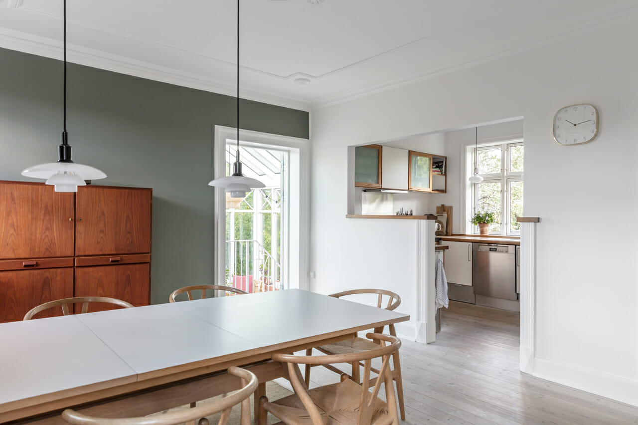 Ny døråbning forbinder stue og køkken med arkitekttegnet orangeri