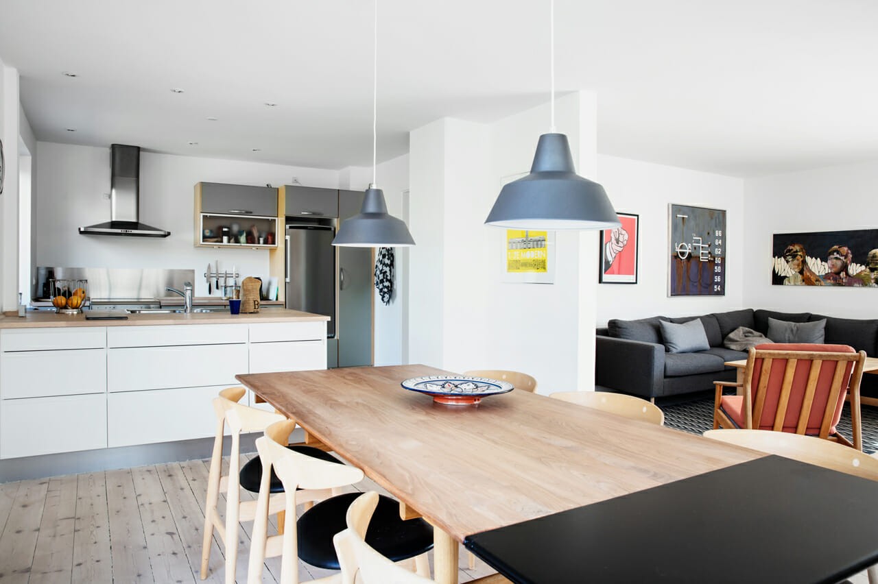 i flere etaper med ny planløsning i boligen giver god sammenhæng mellem stue og køkkenalrum