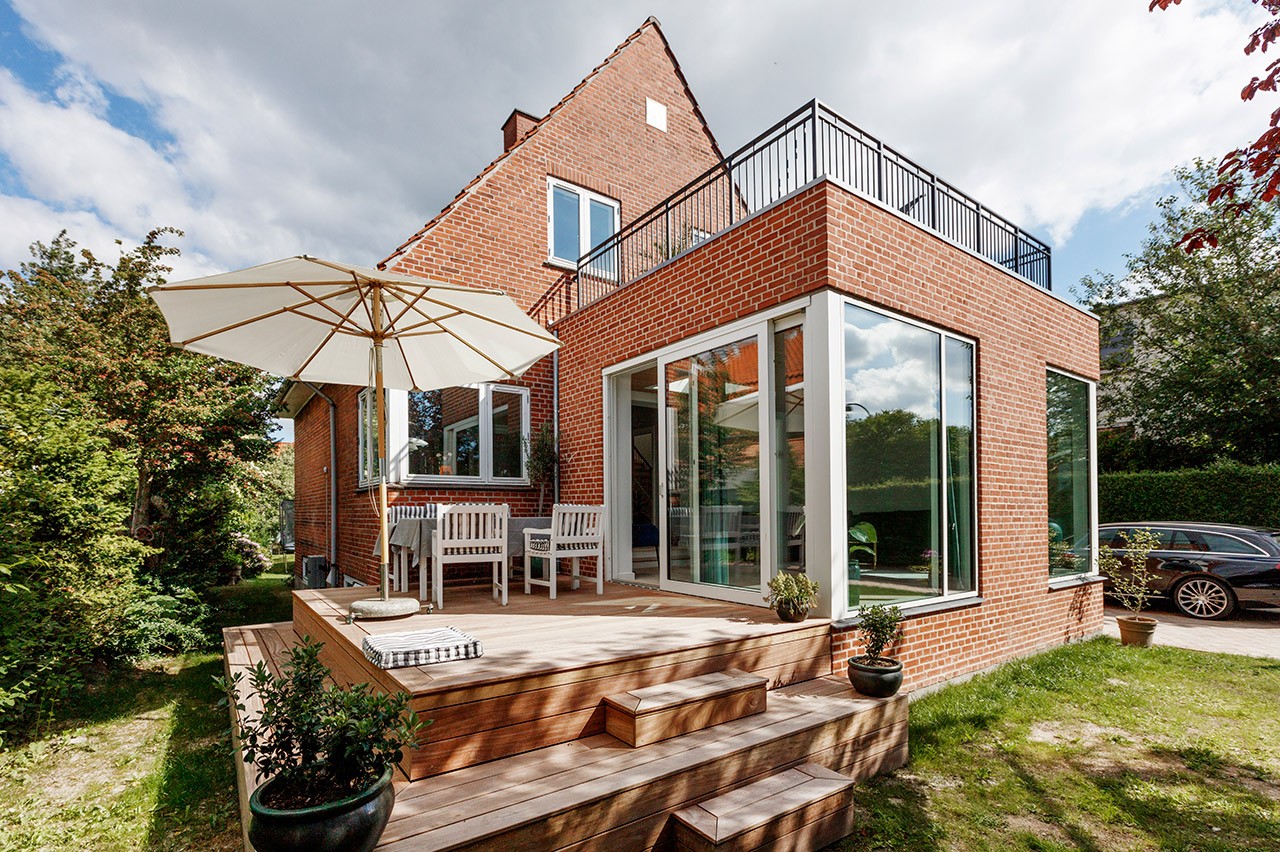 Tilbygning til den danske funktionelle villa tegnet af arkitekt Morten Dalsgaard fra m4 Arkitekter, harmonisk tilbygning med ny terrasse og tagterrasse