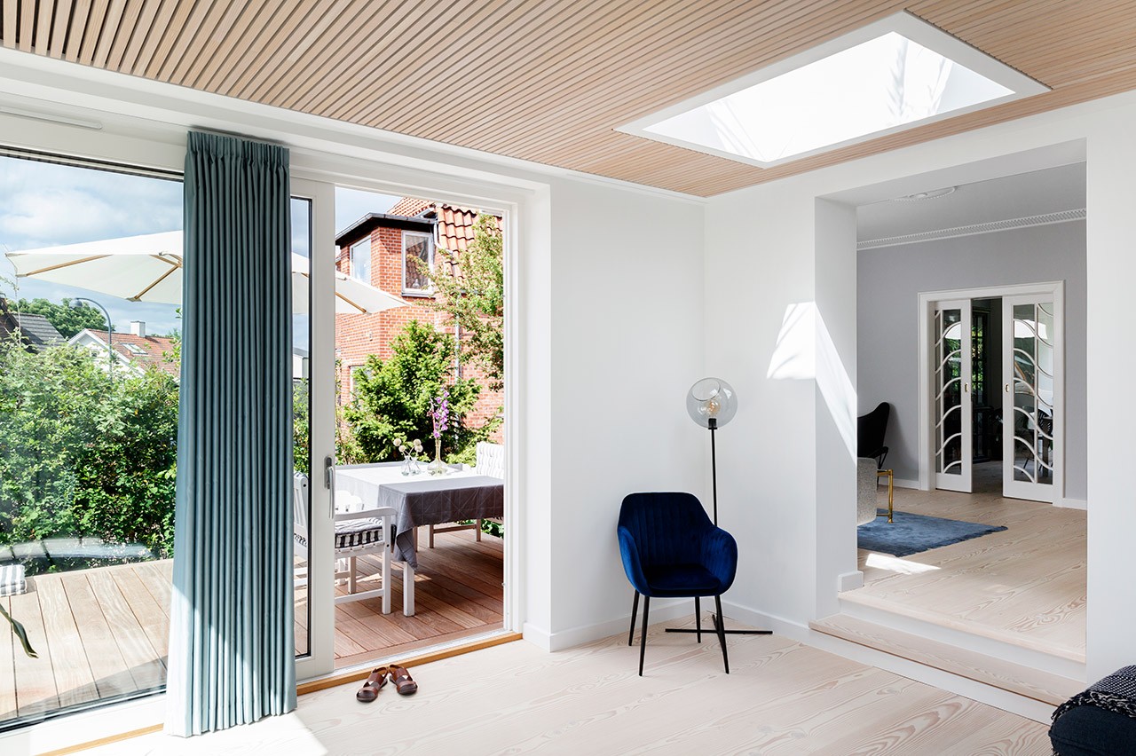 Tilbygning til den danske funktionelle villa blev tegnet af arkitekt Morten Dalsgaard fra m4 Arkitekter, terrasse, tilbygning og oprindelig funkisvilla