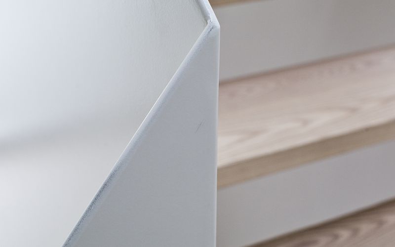 Den meget enkle trappe løsning gør at trappen glider smukt ind i stuemiljøet.